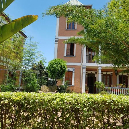 Meva Guesthouse อันตานานารีโว ภายนอก รูปภาพ