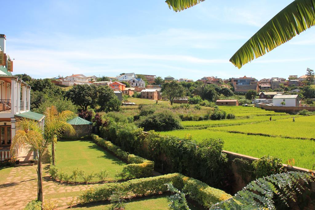 Meva Guesthouse อันตานานารีโว ภายนอก รูปภาพ