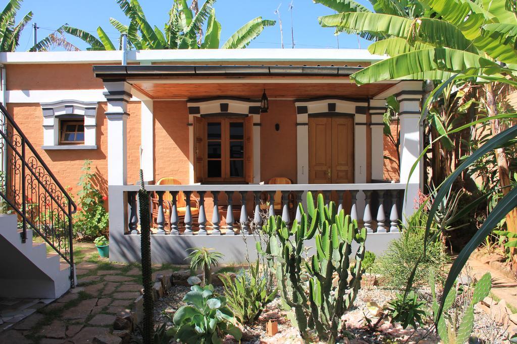 Meva Guesthouse อันตานานารีโว ภายนอก รูปภาพ