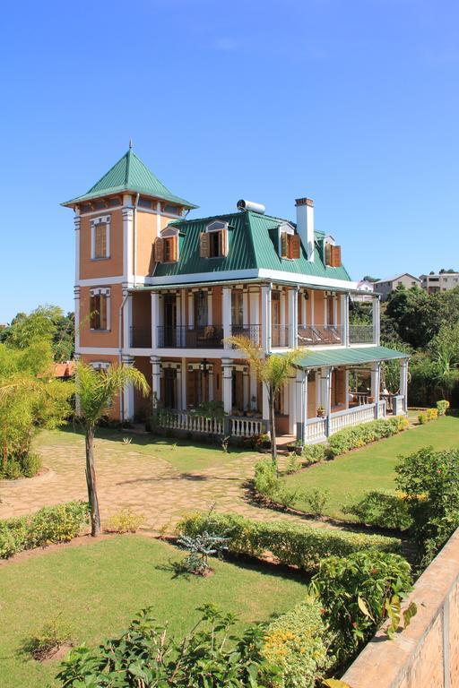 Meva Guesthouse อันตานานารีโว ภายนอก รูปภาพ