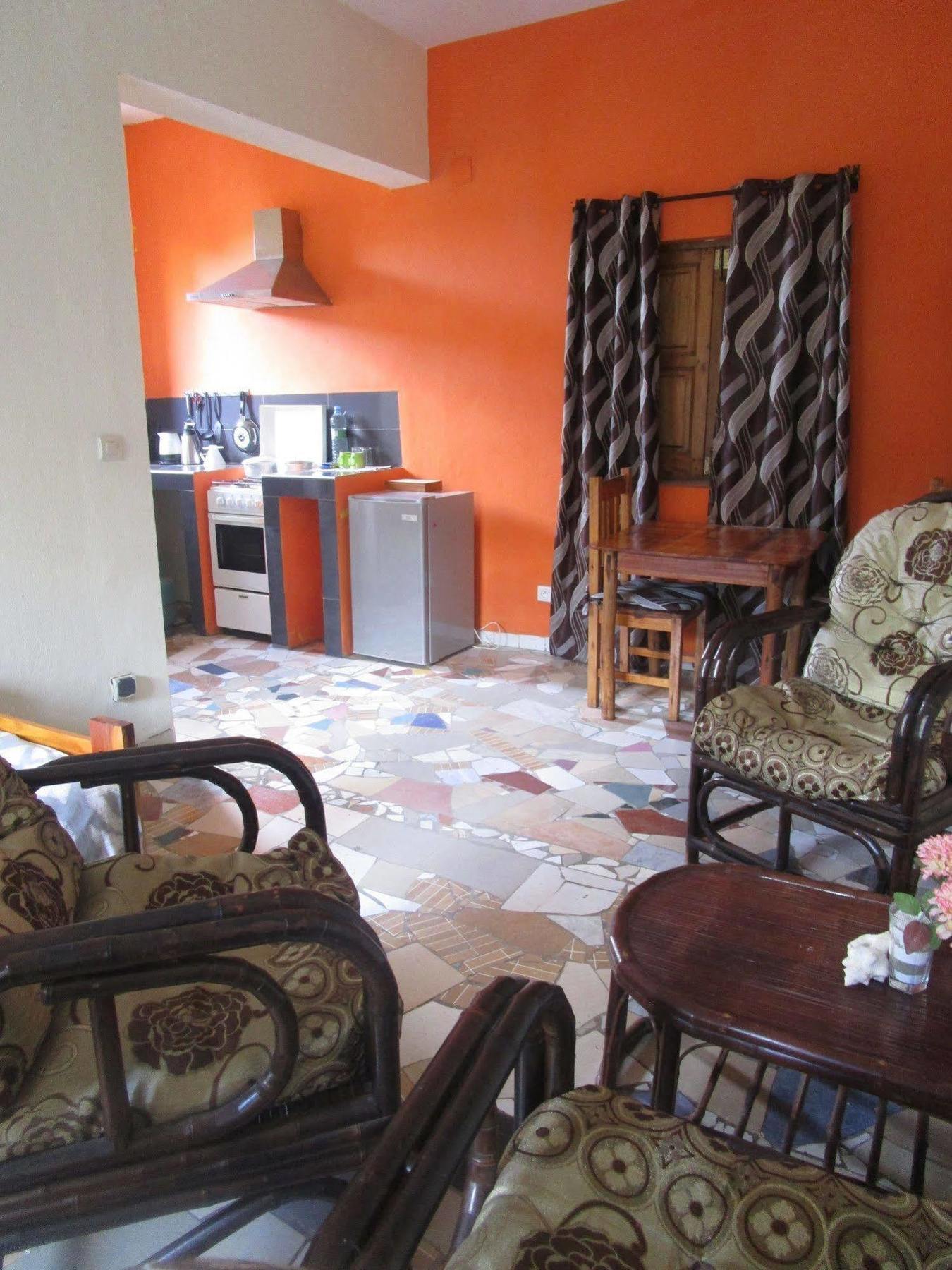 Meva Guesthouse อันตานานารีโว ภายนอก รูปภาพ