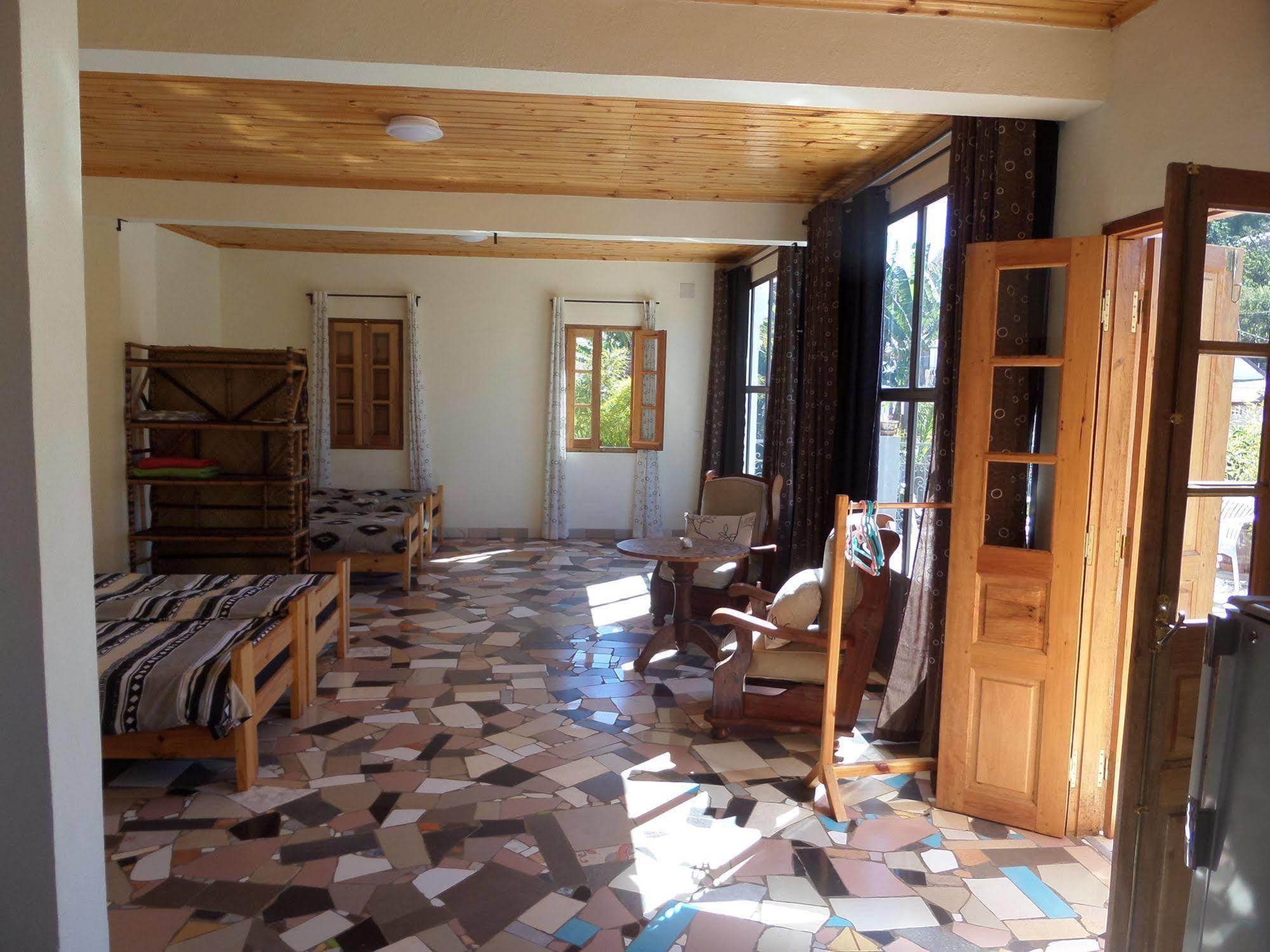 Meva Guesthouse อันตานานารีโว ภายนอก รูปภาพ