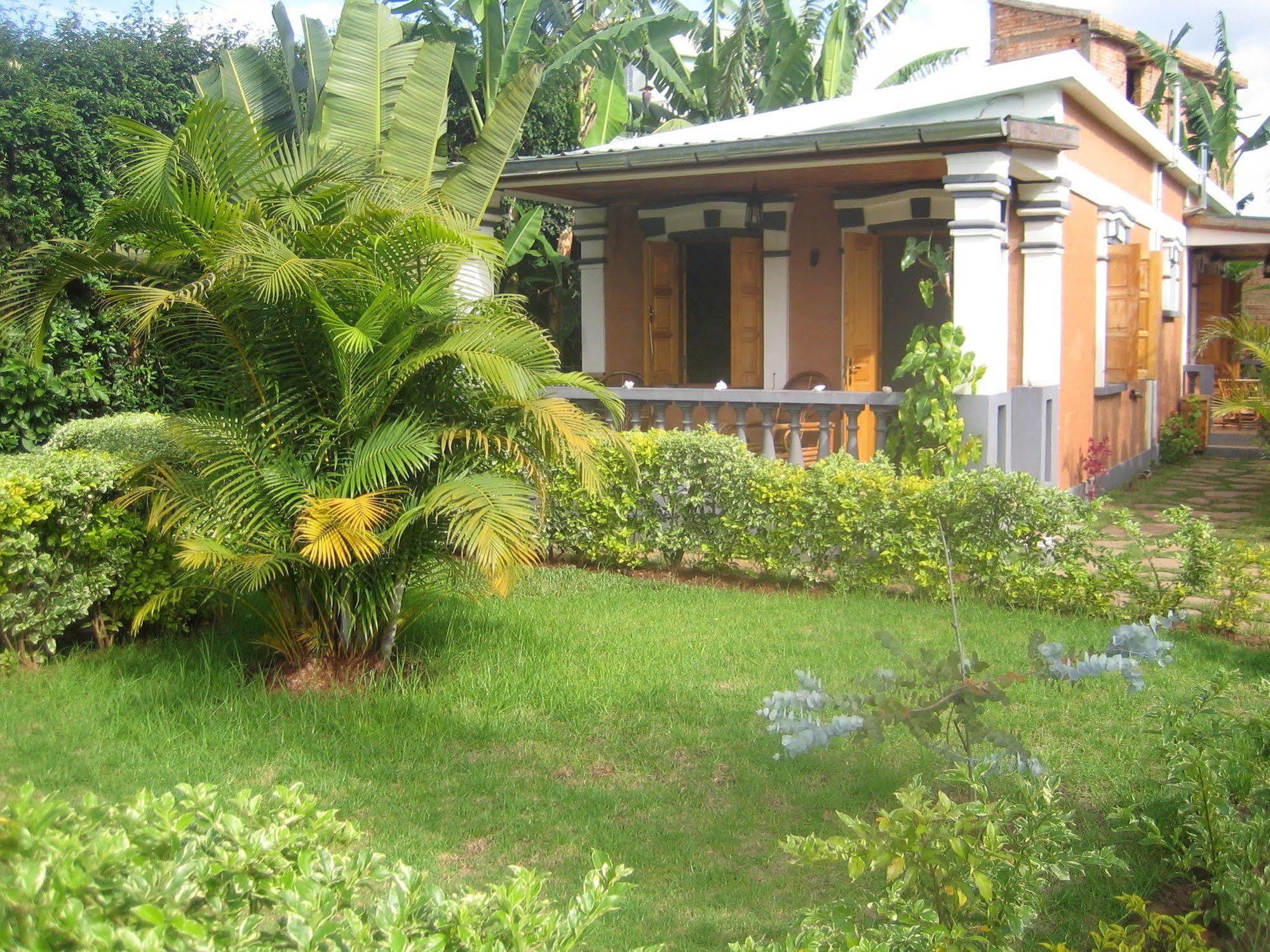 Meva Guesthouse อันตานานารีโว ภายนอก รูปภาพ