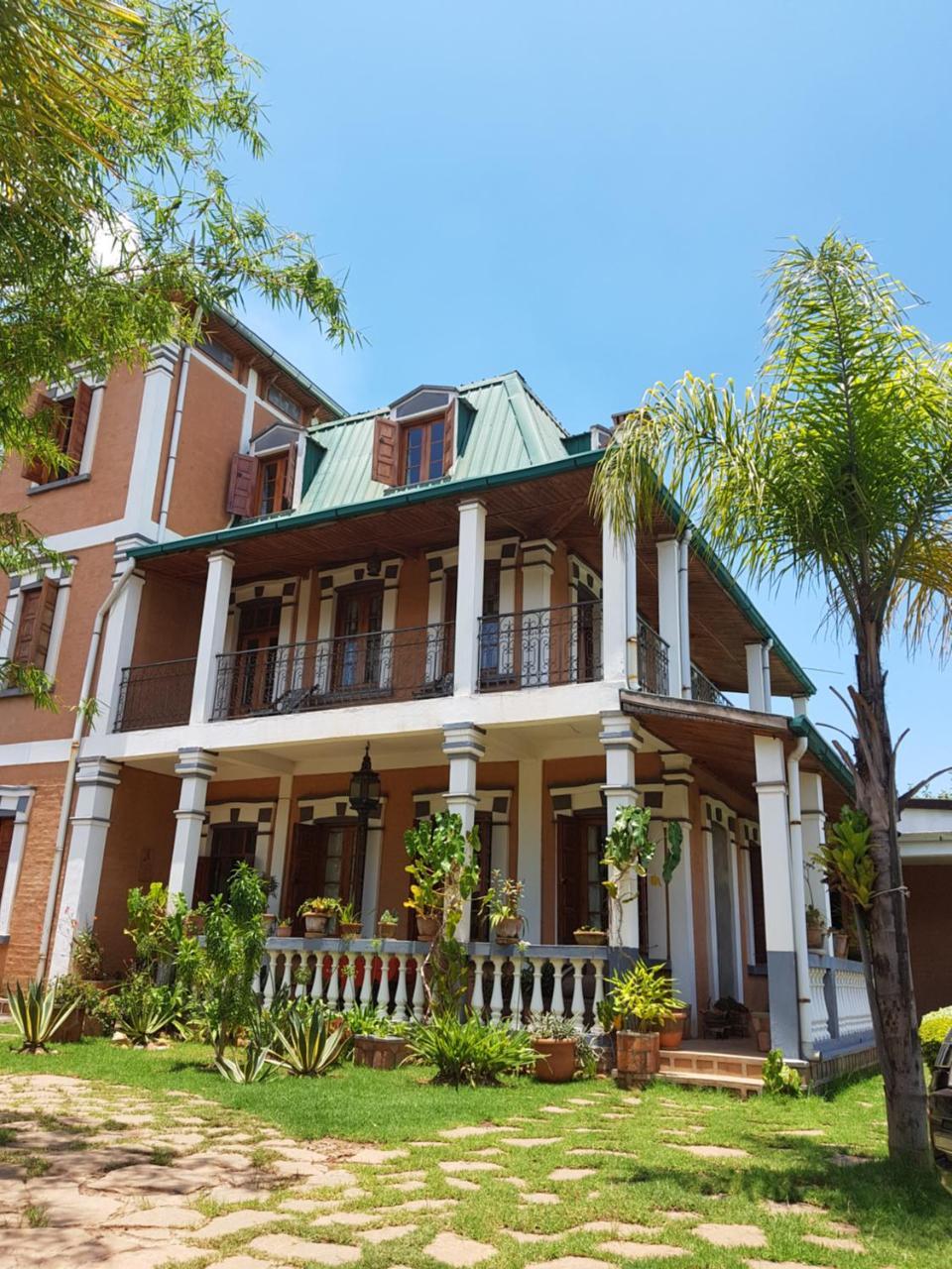 Meva Guesthouse อันตานานารีโว ภายนอก รูปภาพ